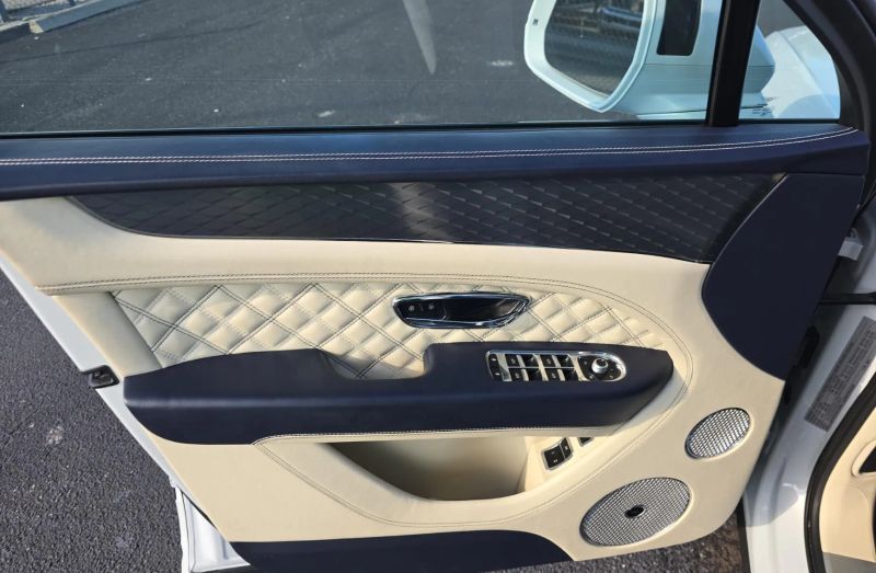 2021 Bentley Bentayga V8 photo 3