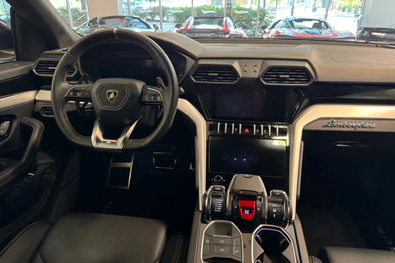 2020 Lamborghini Urus Base photo 3