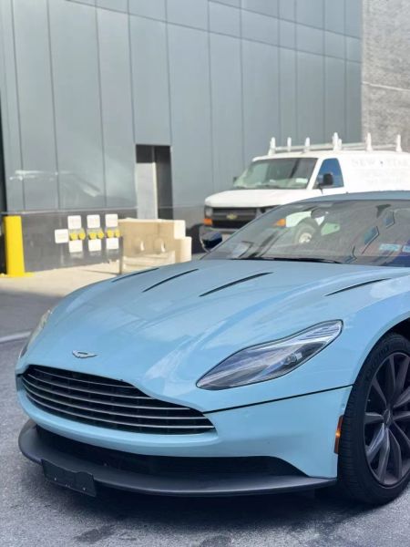 2018 Aston Martin DB11 photo 2