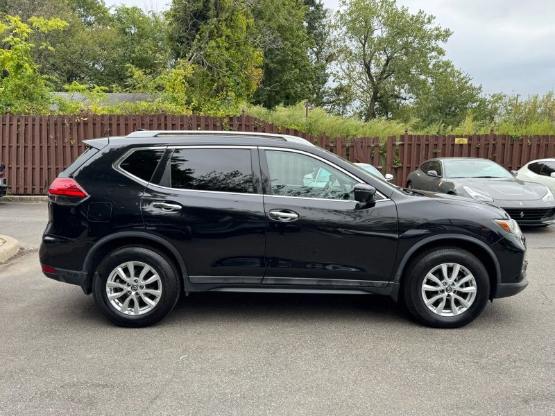 2017 Nissan Rogue SV photo 4