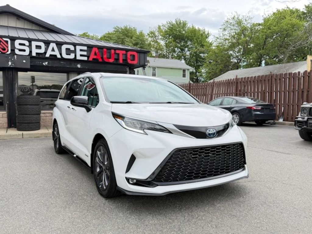 Used 2021 Toyota Sienna XSE Minivan 4D Passenger