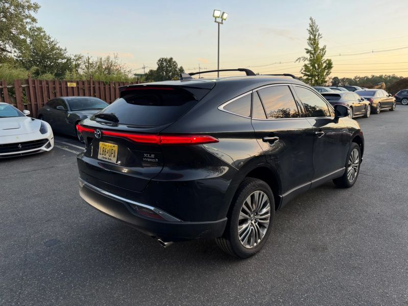 2021 Toyota Venza XLE photo 3