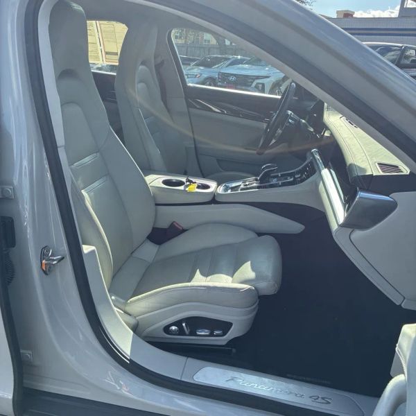 2018 Porsche Panamera 4S photo 2