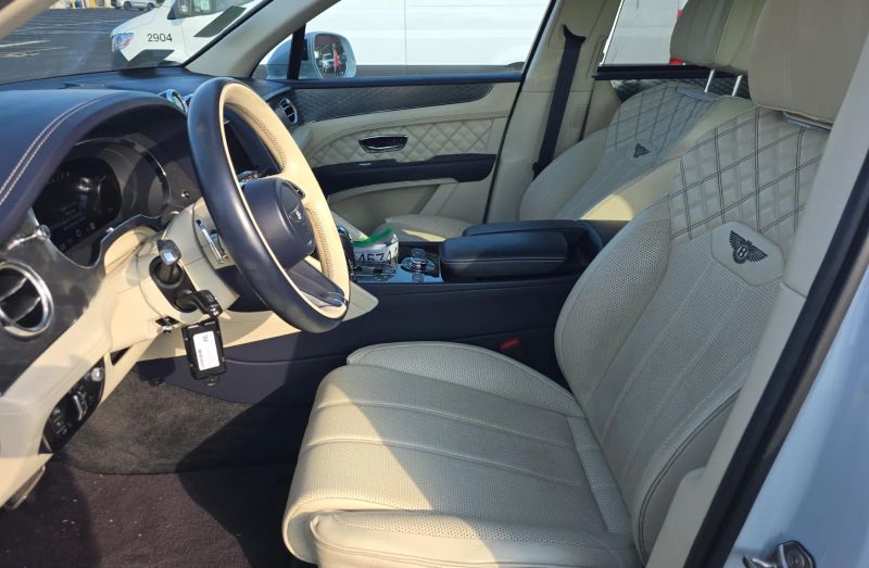 2021 Bentley Bentayga V8 photo 2