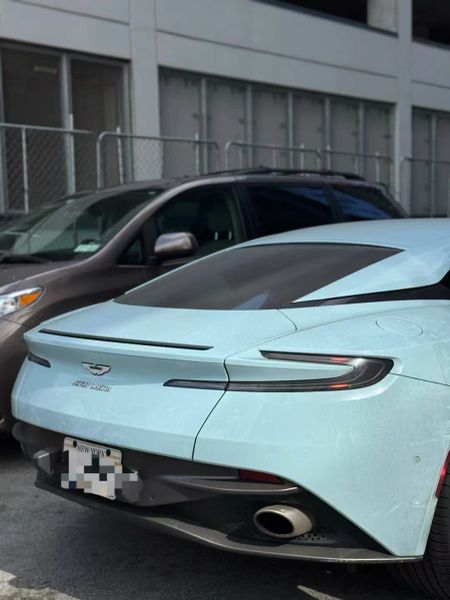 2018 Aston Martin DB11 photo 3