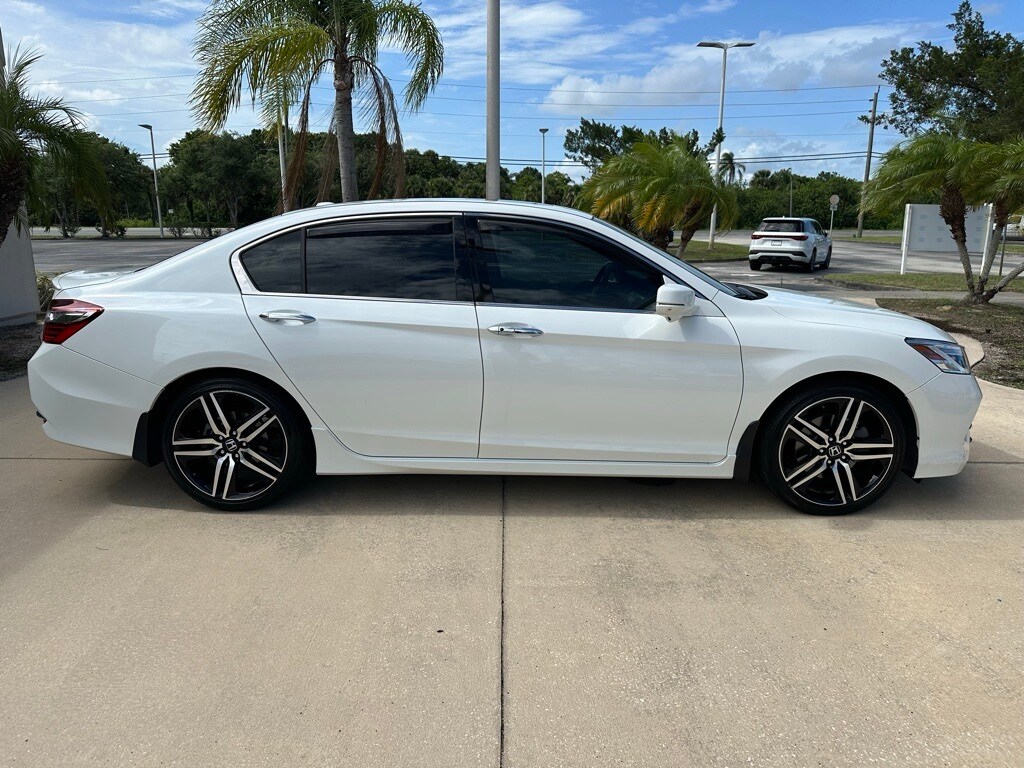 2017 Honda Accord Touring photo 3