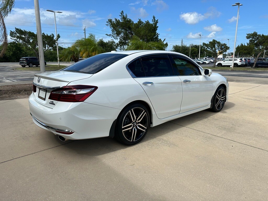 2017 Honda Accord Touring photo 4