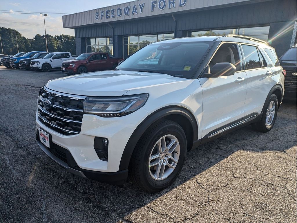 2025 Ford Explorer photo 2