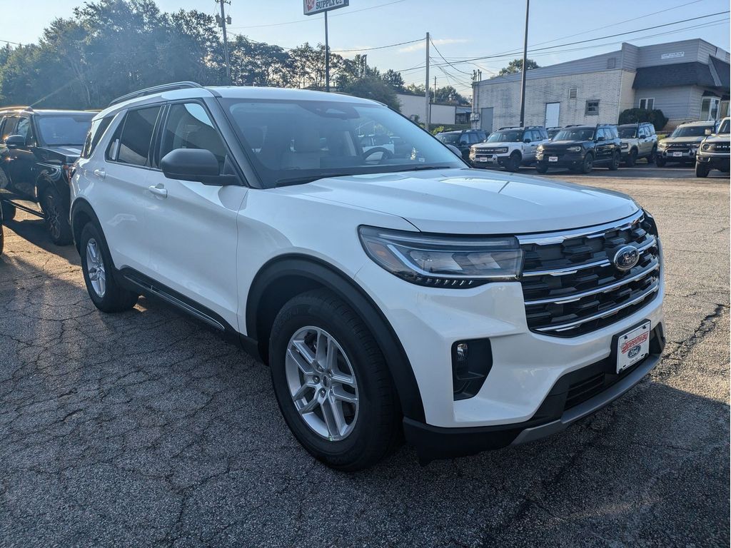 2025 Ford Explorer photo 4