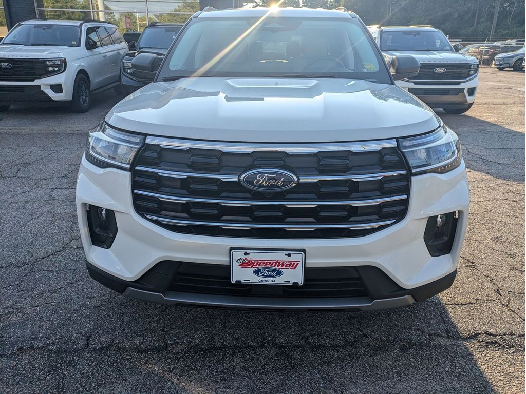 2025 Ford Explorer photo 3