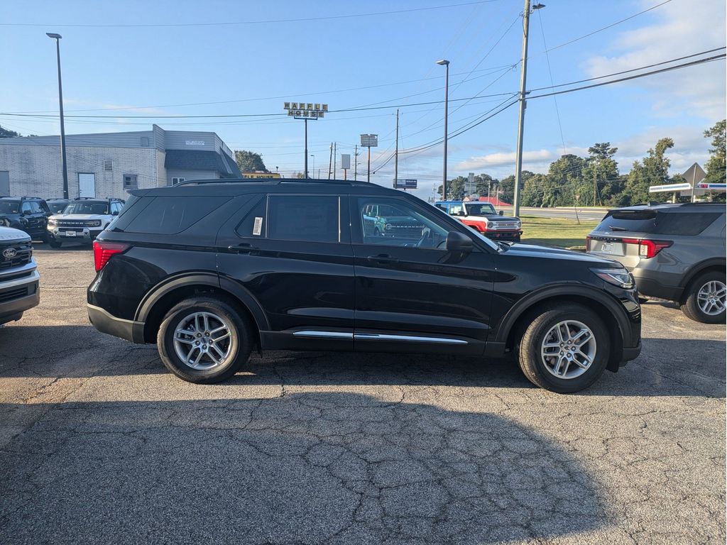 2025 Ford Explorer photo 3