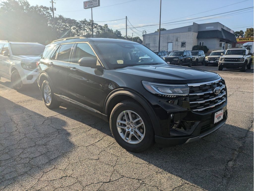 2025 Ford Explorer photo 2