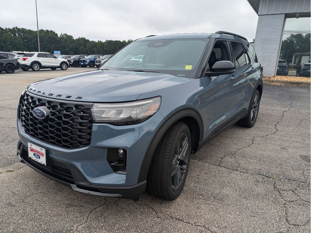 2025 Ford Explorer ST-Line photo 2