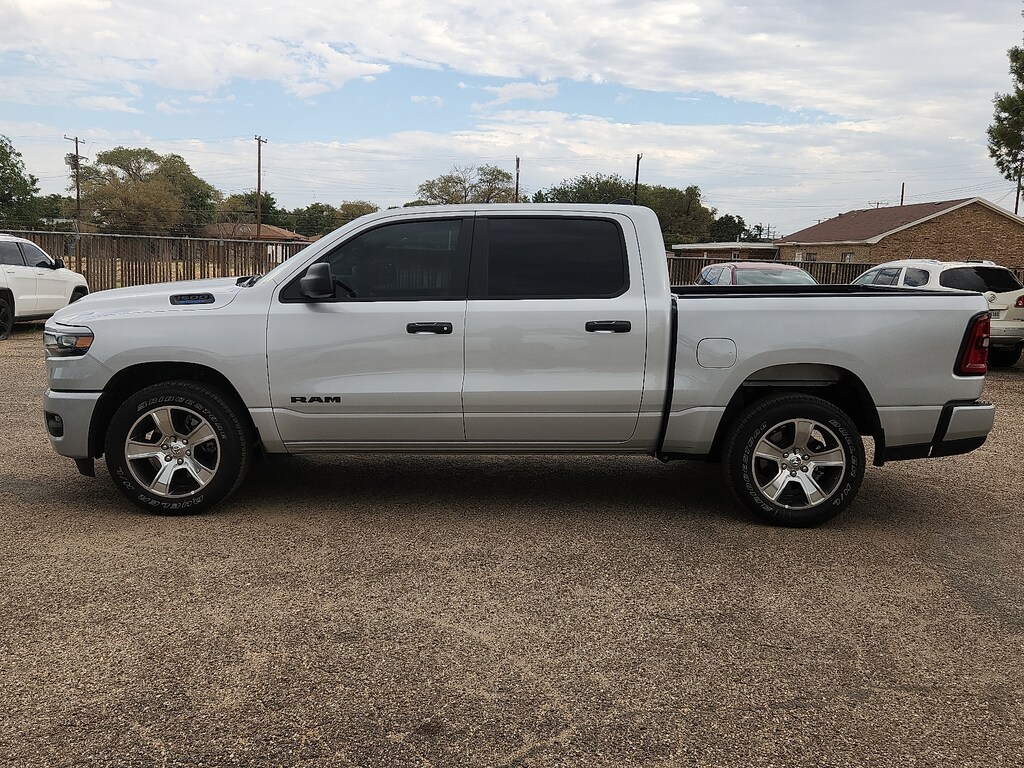 New 2026 Ram 1500 EXPRESS CREW CAB 4X2 5'7 BOX Pickup