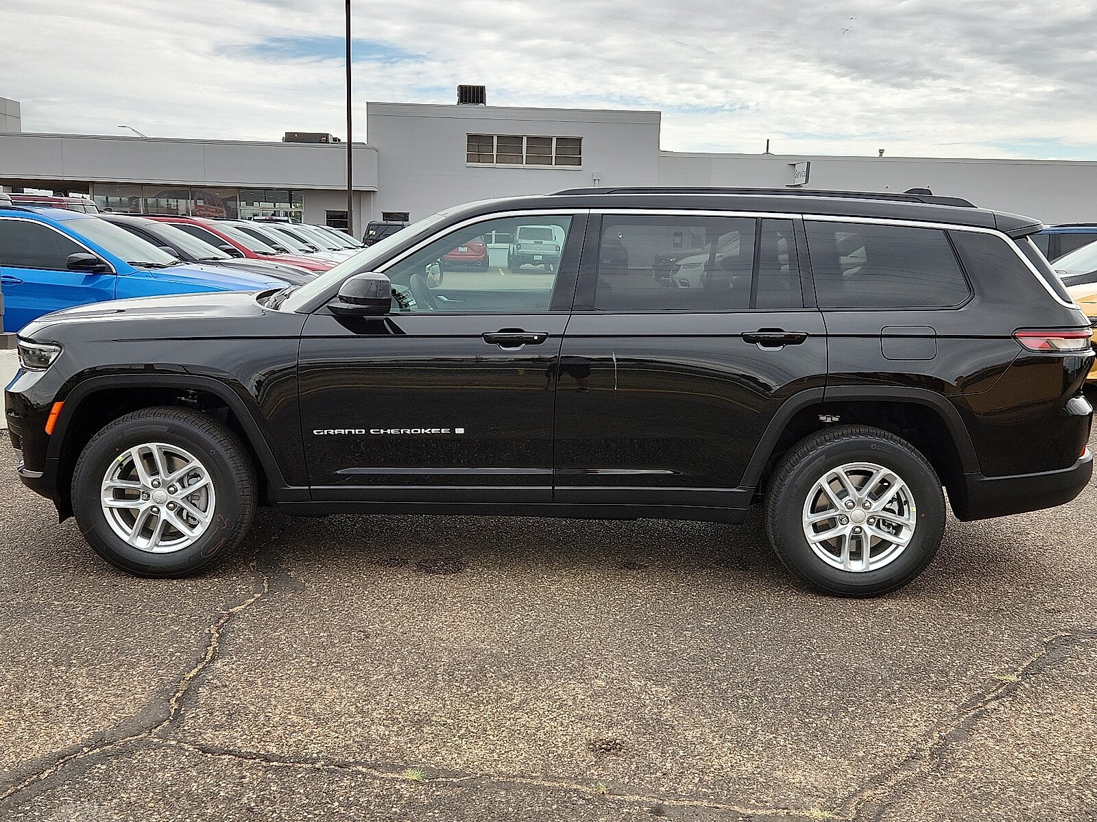 2025 Jeep Grand Cherokee Laredo photo 2