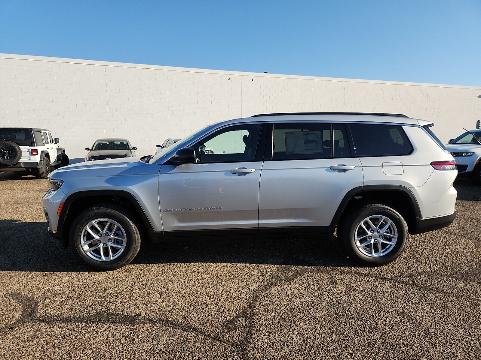 2025 Jeep Grand Cherokee Laredo photo 2