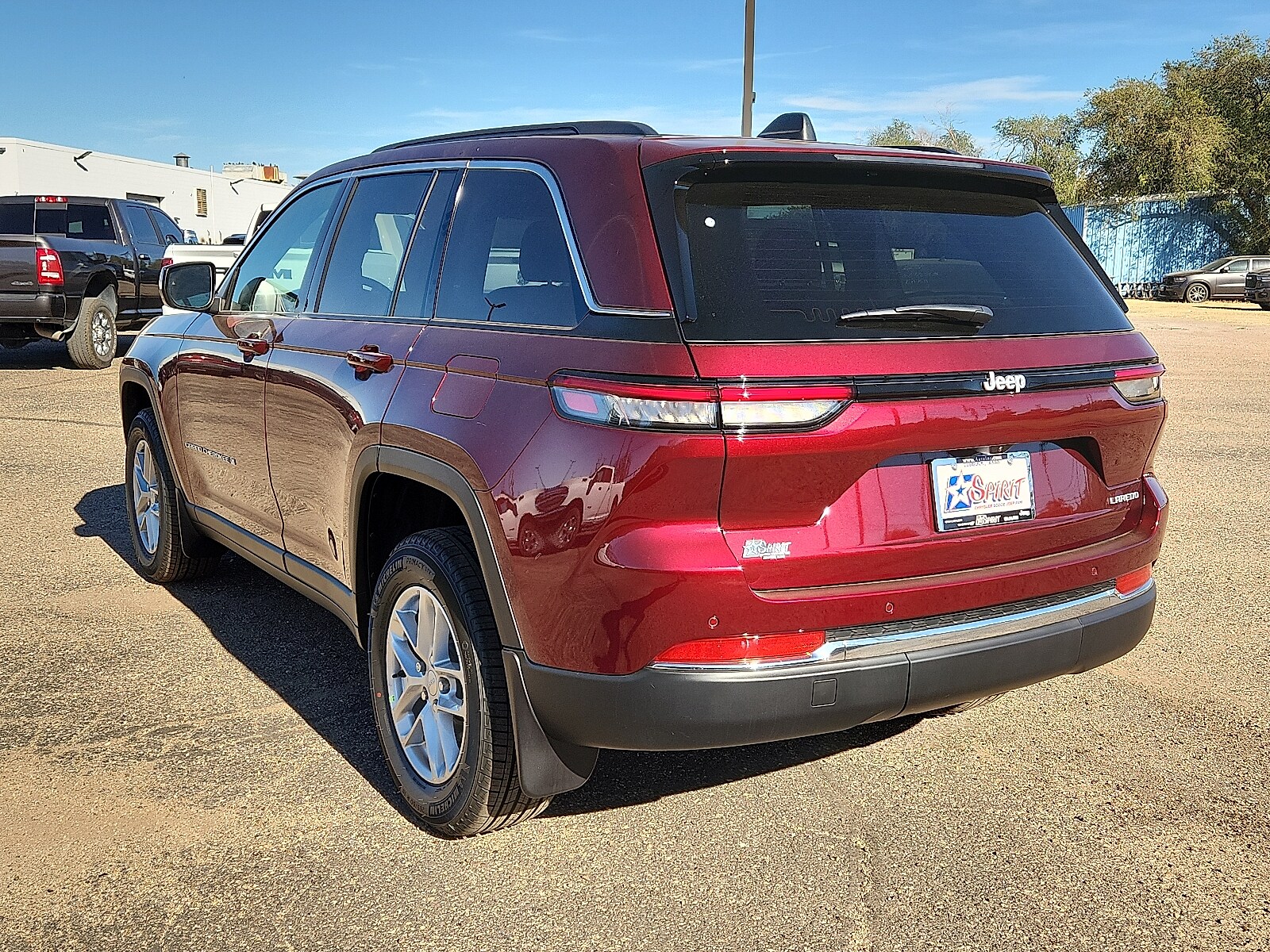 2025 Jeep Grand Cherokee Laredo photo 2