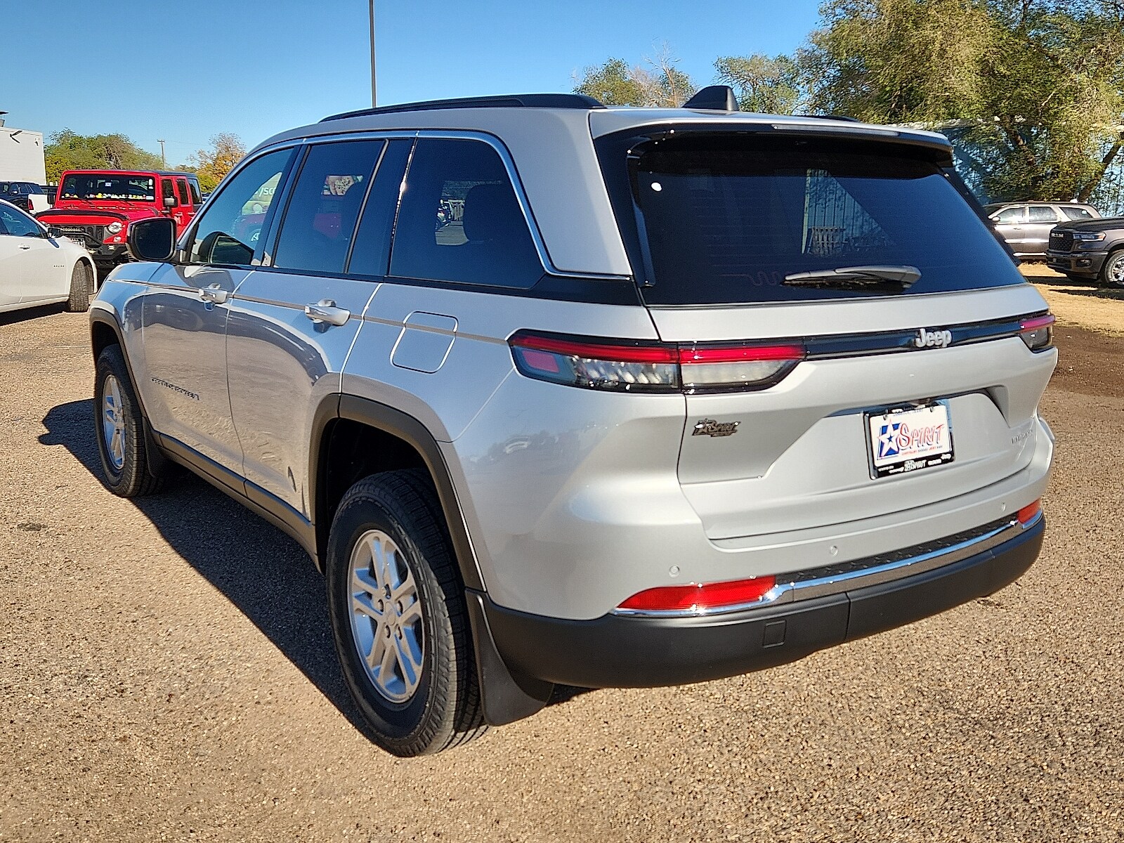 2025 Jeep Grand Cherokee Laredo photo 3
