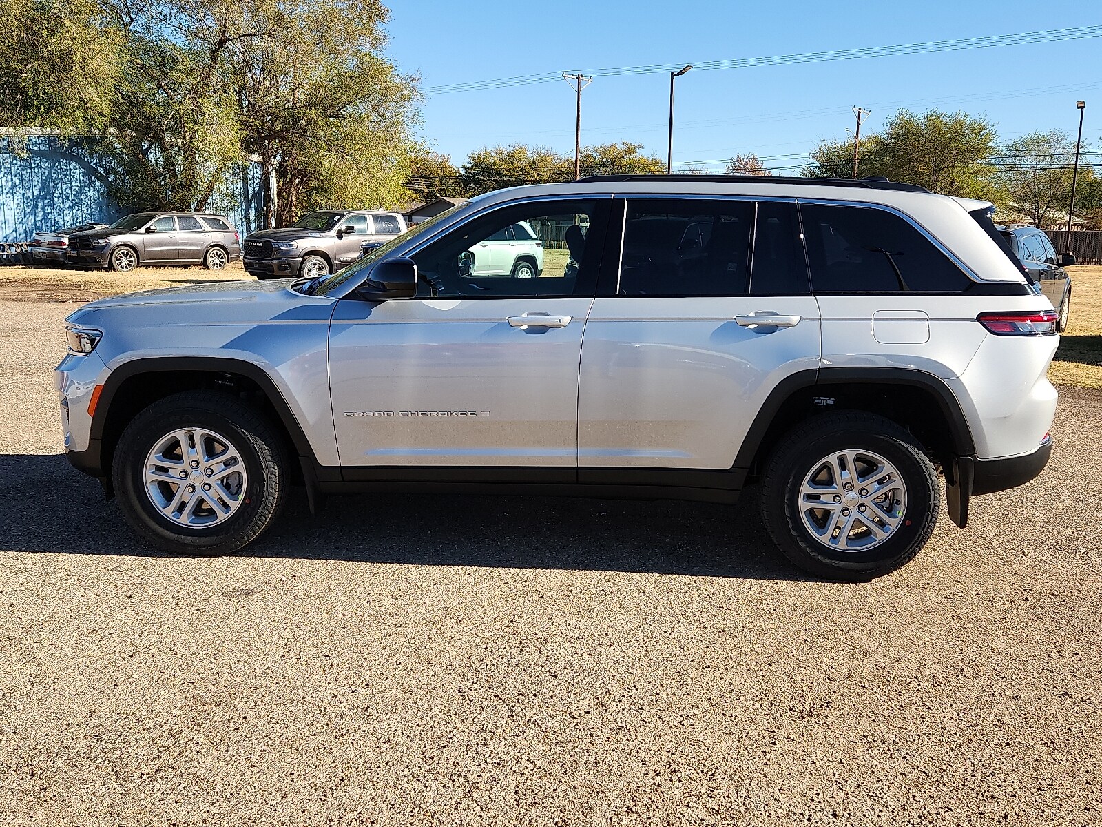 2025 Jeep Grand Cherokee Laredo photo 2