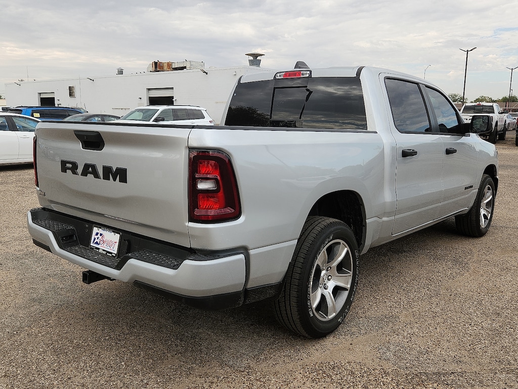 New 2026 Ram 1500 EXPRESS CREW CAB 4X2 5'7 BOX Pickup