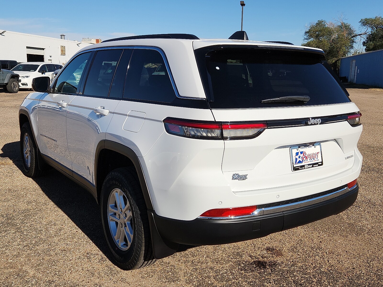 2025 Jeep Grand Cherokee Laredo photo 3