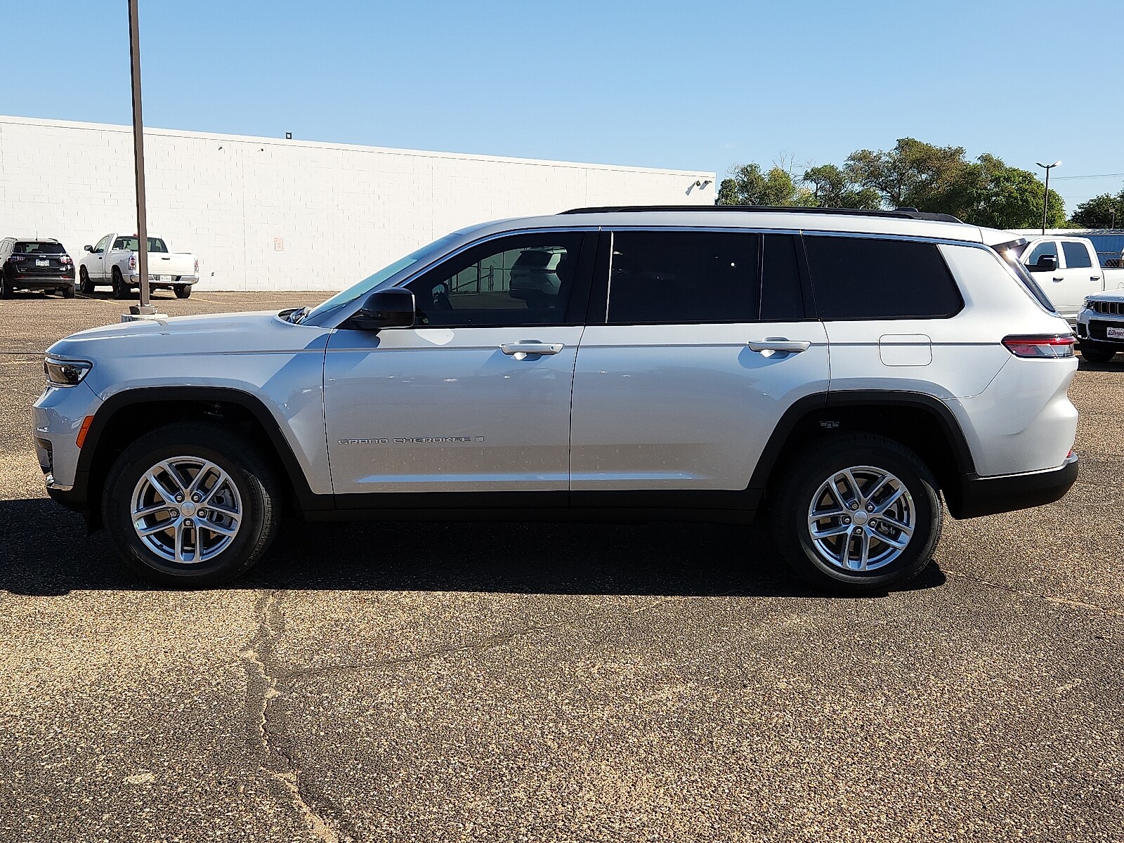 2025 Jeep Grand Cherokee Laredo photo 2