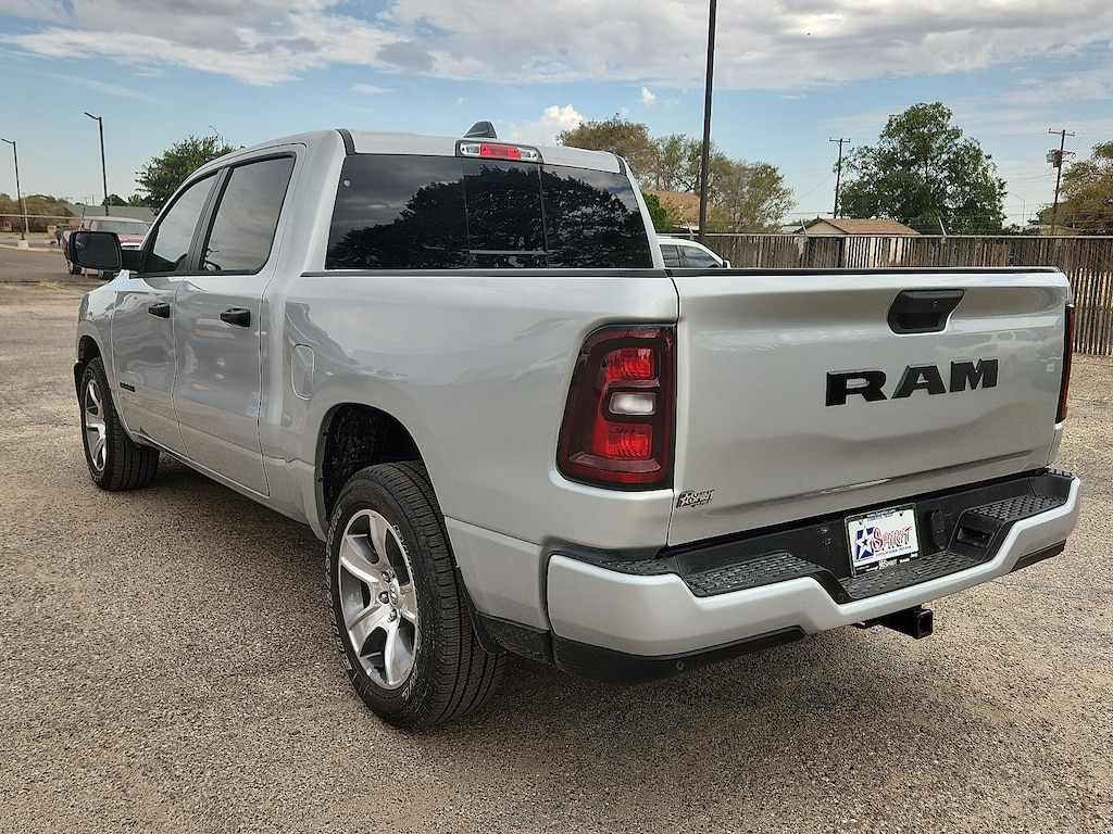 New 2026 Ram 1500 EXPRESS CREW CAB 4X2 5'7 BOX Pickup