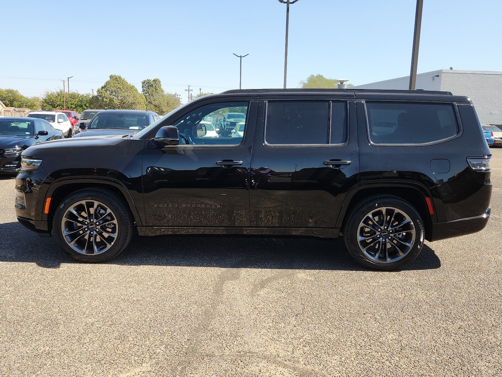 2024 Jeep Grand Wagoneer Obsidian photo 2