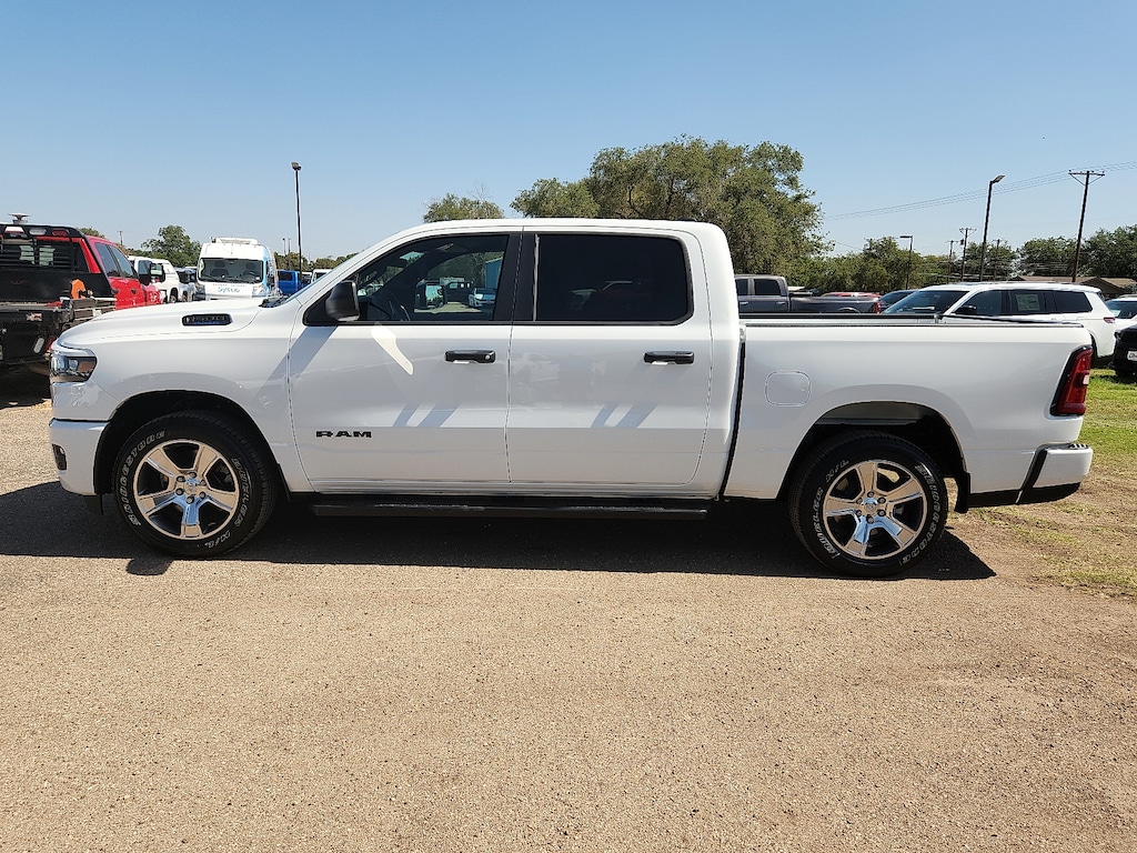 New 2026 Ram 1500 EXPRESS CREW CAB 4X2 5'7 BOX Pickup