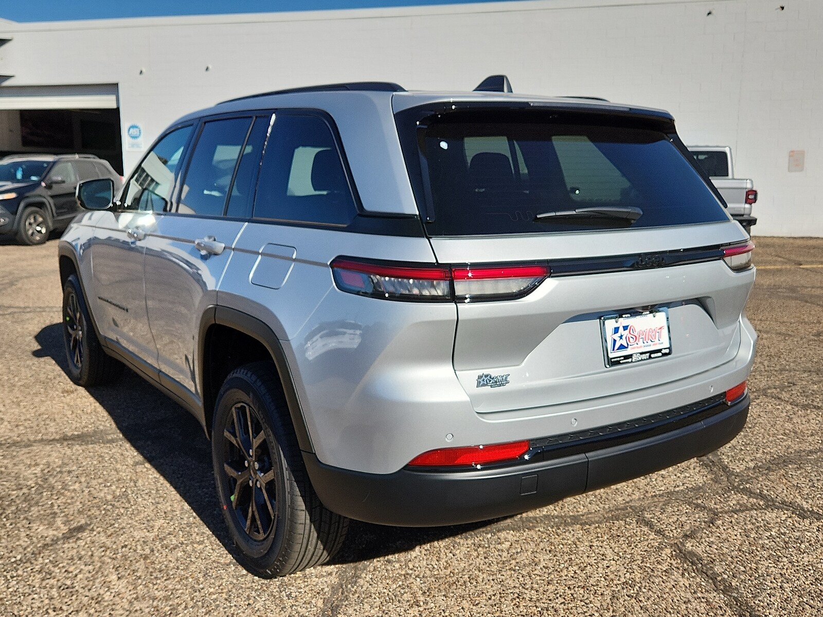 2025 Jeep Grand Cherokee Altitude photo 2