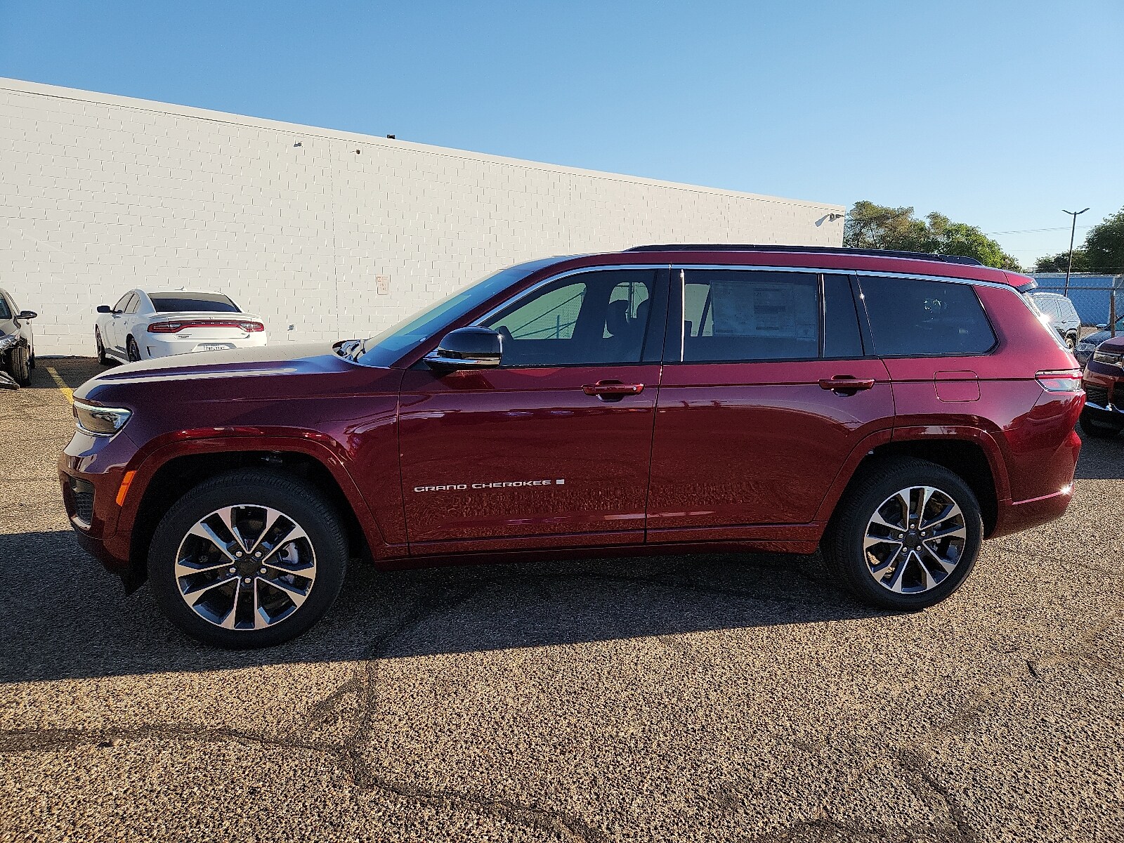 2025 Jeep Grand Cherokee Overland photo 2