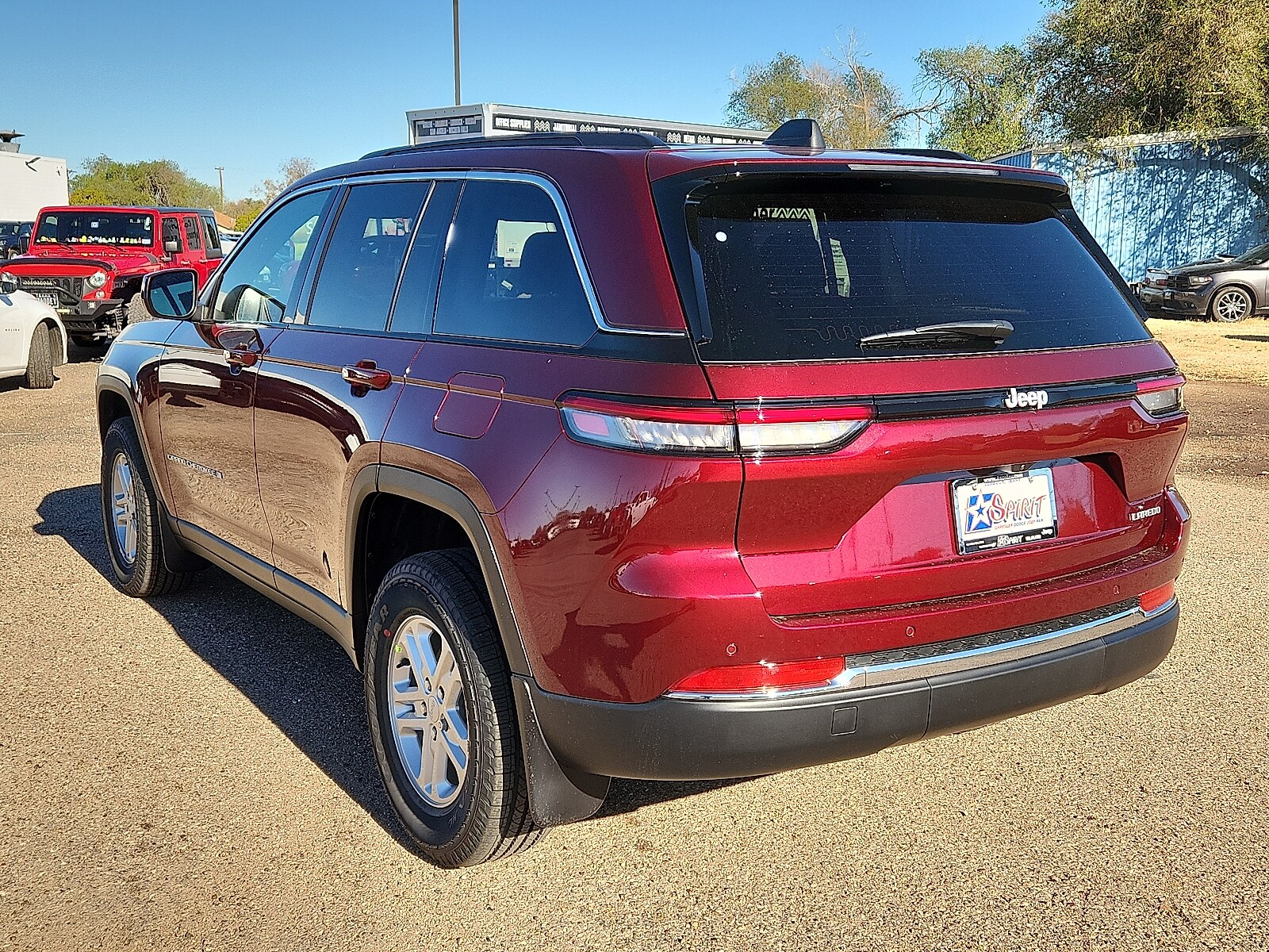 2025 Jeep Grand Cherokee Laredo photo 2
