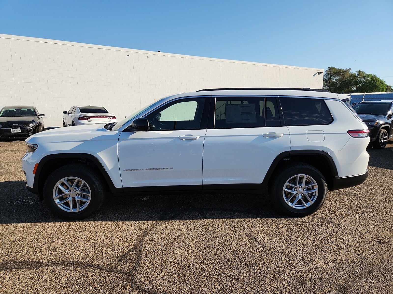 2025 Jeep Grand Cherokee Laredo photo 2