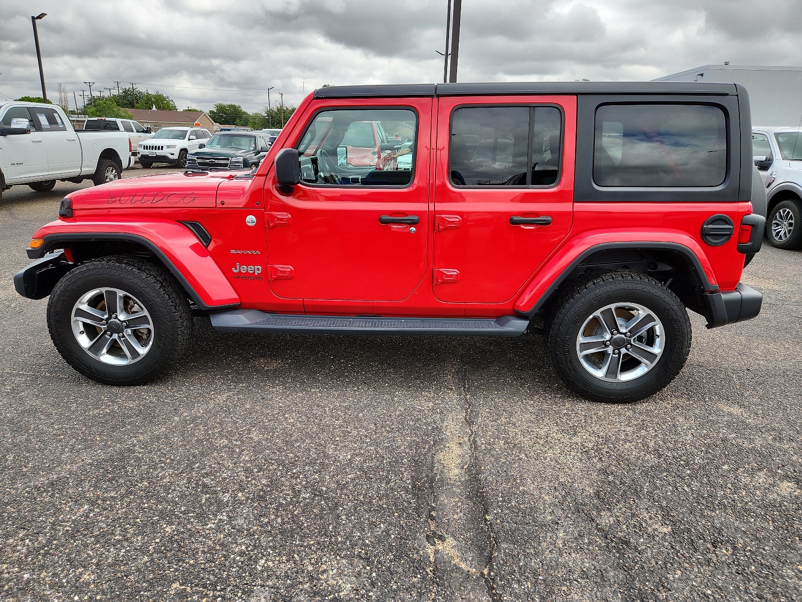 Used 2020 Jeep Wrangler Unlimited Sahara with VIN 1C4HJXEN5LW213184 for sale in Lubbock, TX