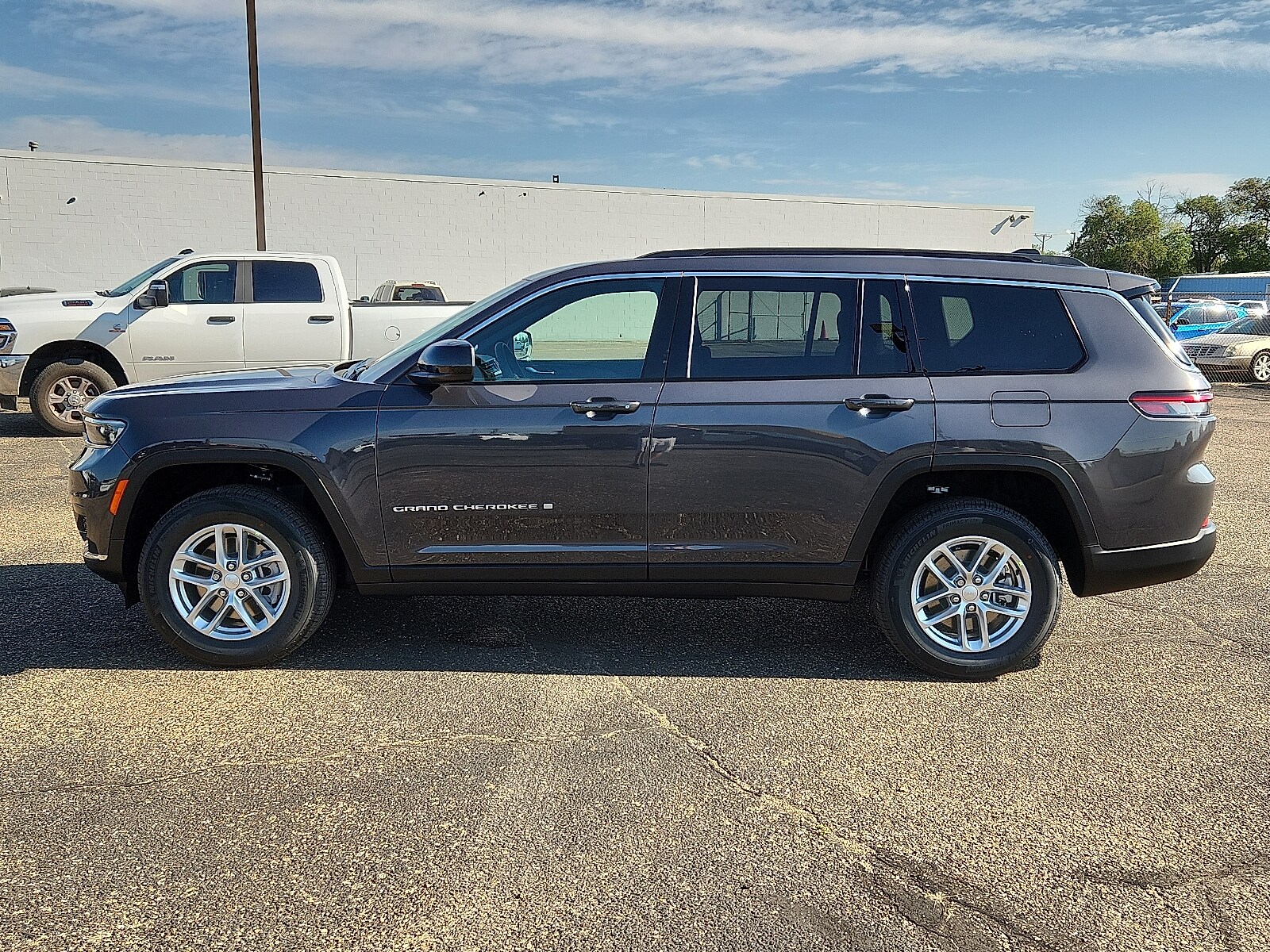2025 Jeep Grand Cherokee Laredo photo 2