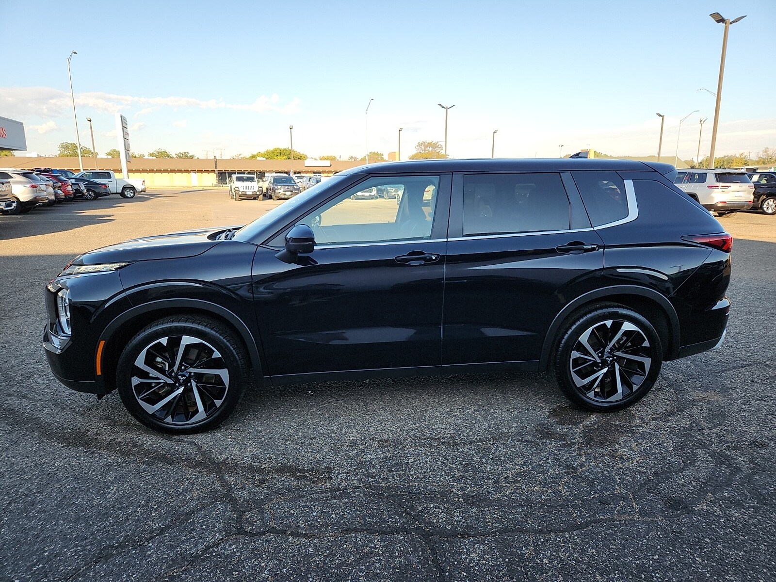 2024 Mitsubishi Outlander SE Black Edition photo 2