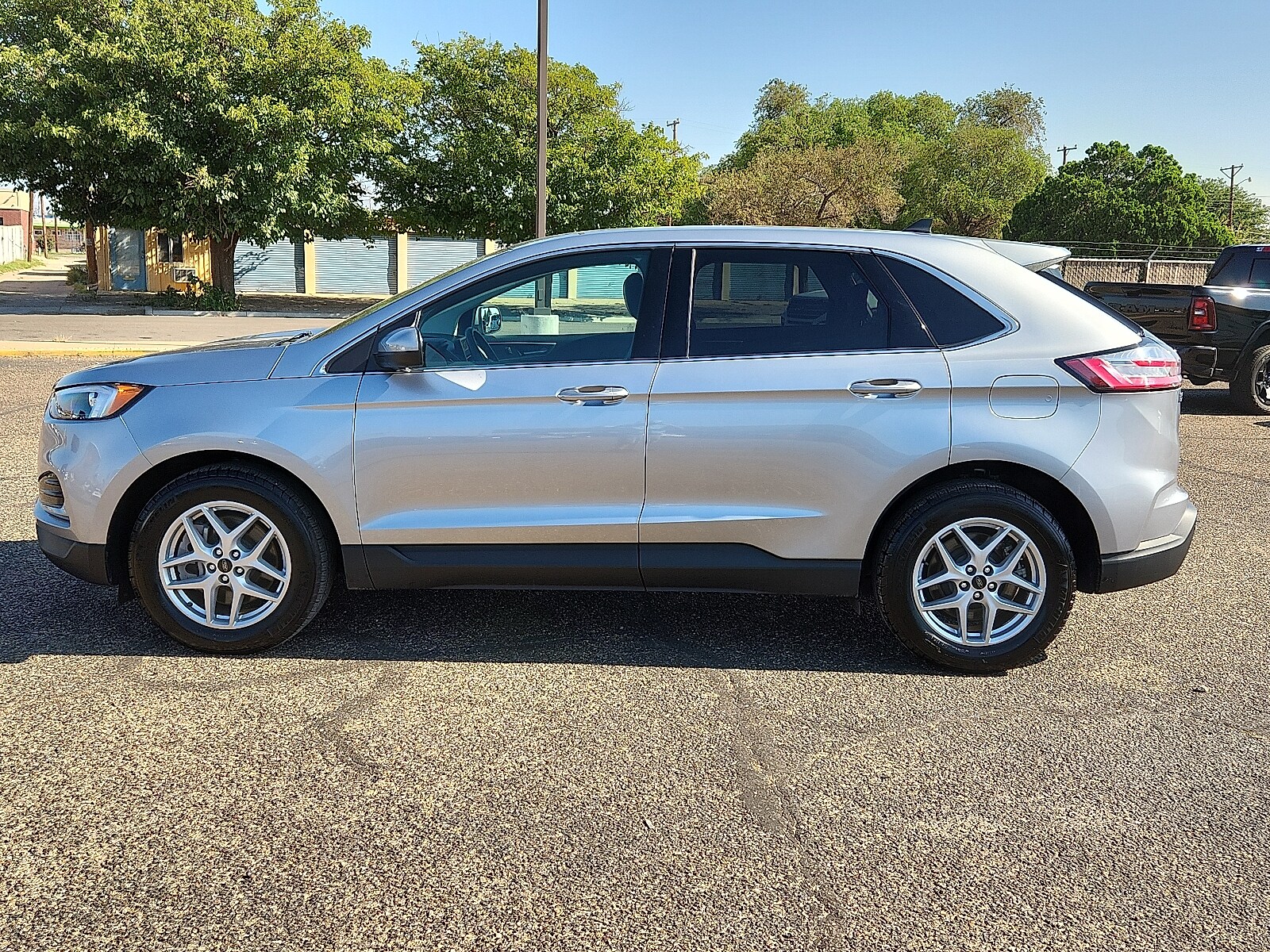 2024 Ford Edge SEL photo 2