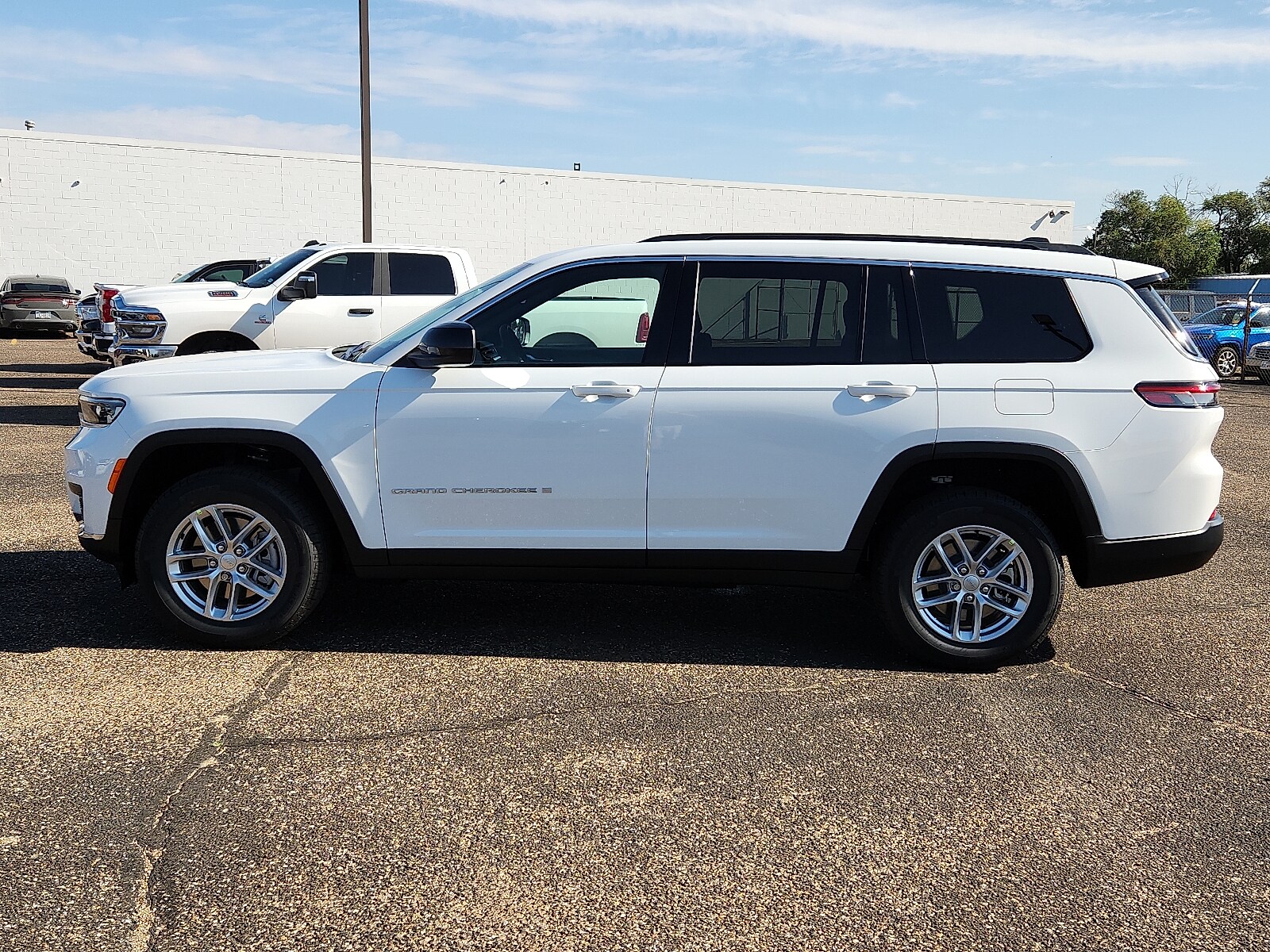2025 Jeep Grand Cherokee Laredo photo 2