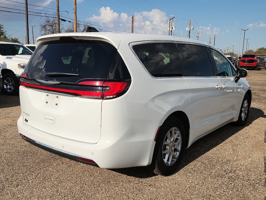 Used 2023 Chrysler Pacifica Touring L Front-Wheel Drive Passenger Van