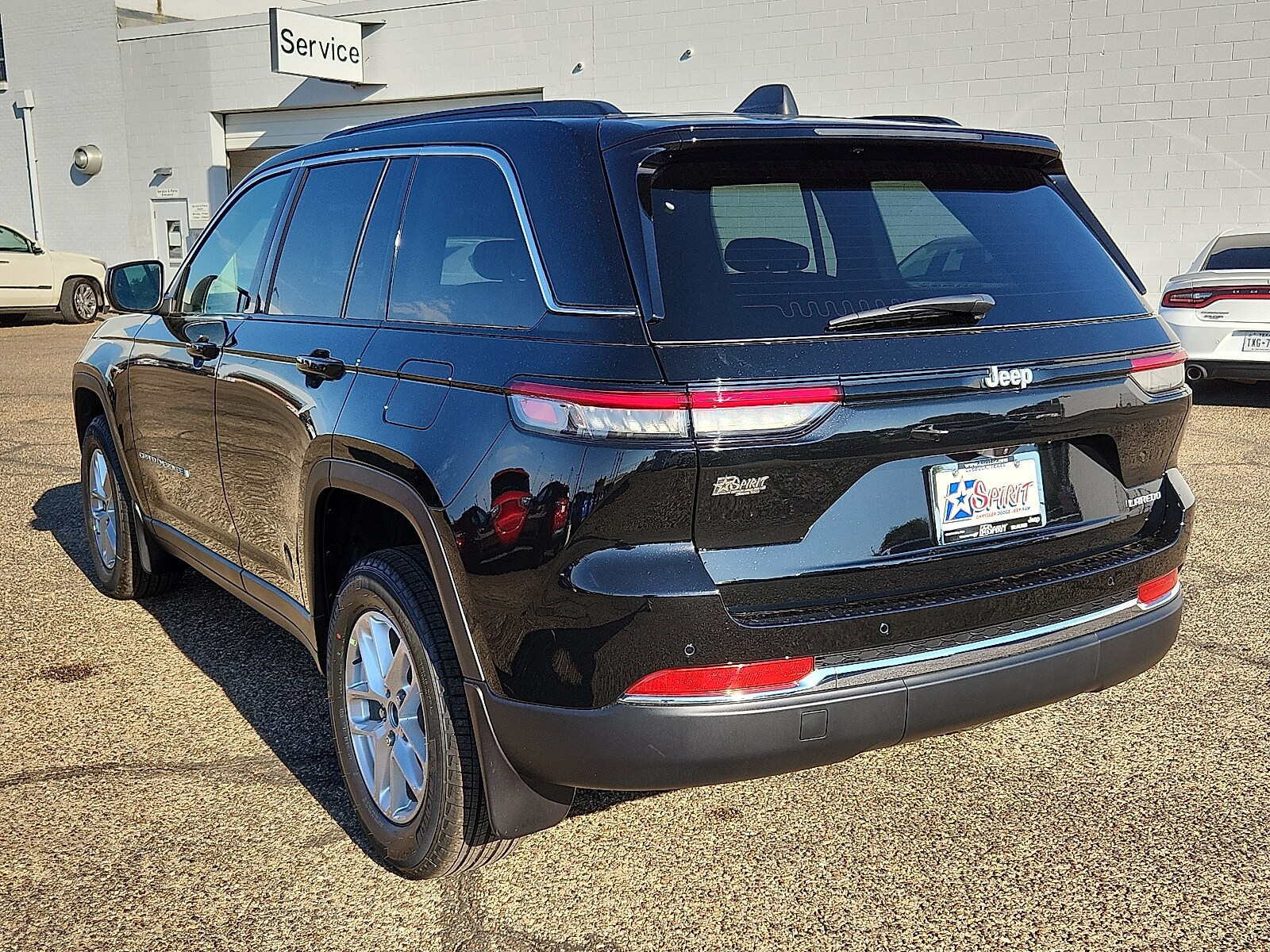 2025 Jeep Grand Cherokee Laredo photo 2