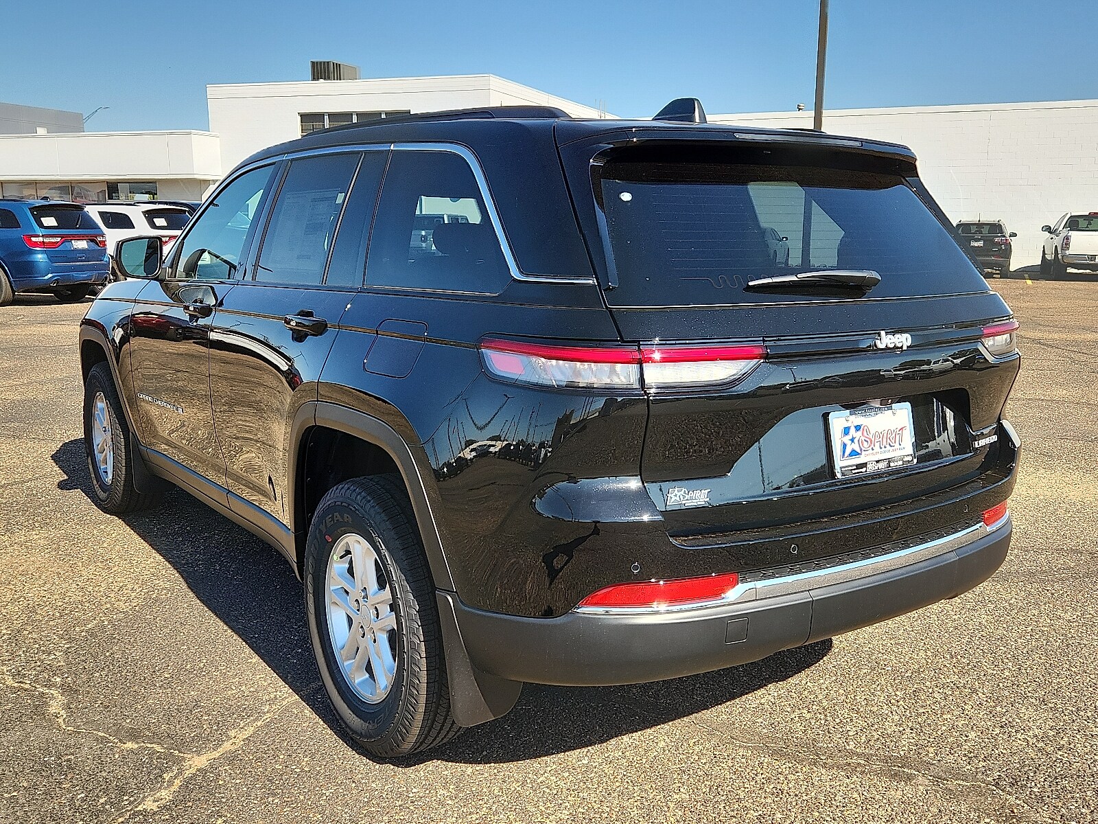 2025 Jeep Grand Cherokee Laredo photo 2