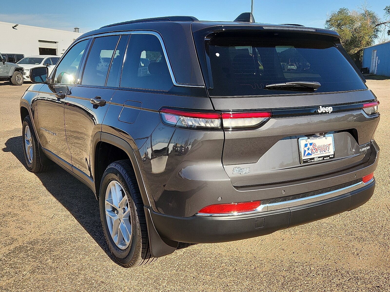 2025 Jeep Grand Cherokee Laredo photo 2
