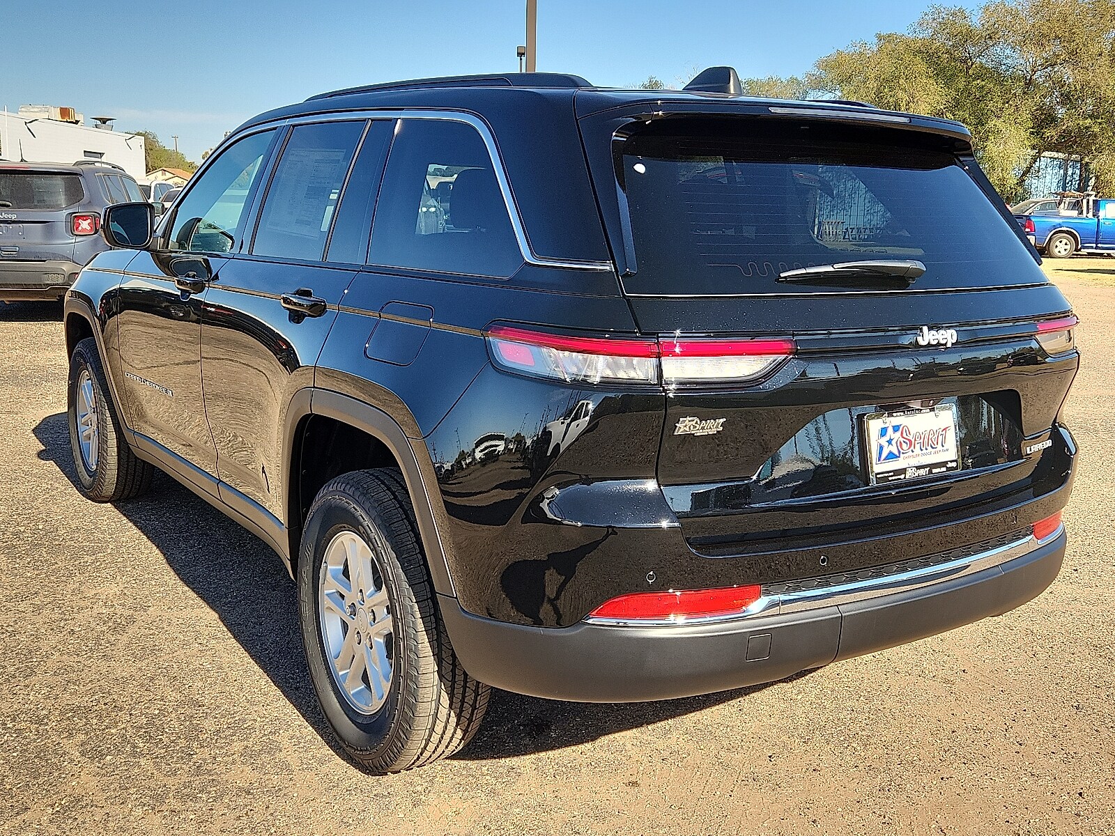 2025 Jeep Grand Cherokee Laredo photo 2