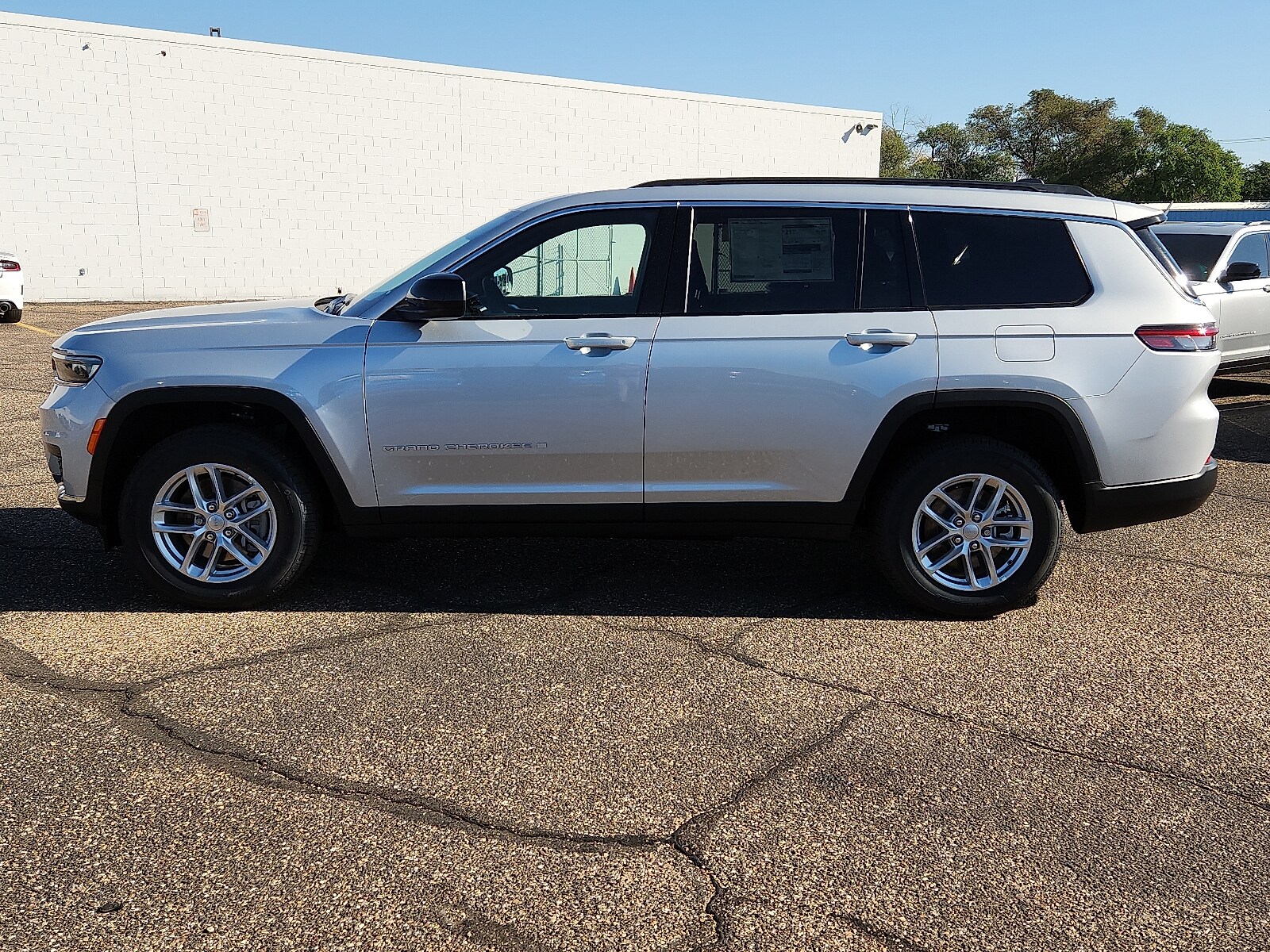 2025 Jeep Grand Cherokee Laredo photo 2