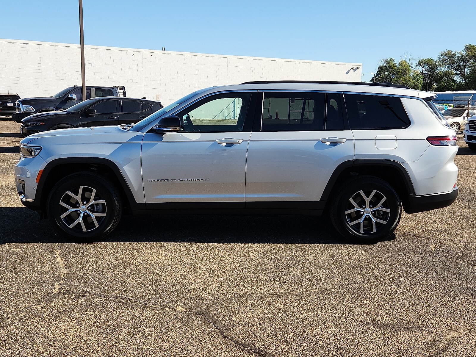 2024 Jeep Grand Cherokee Limited photo 2