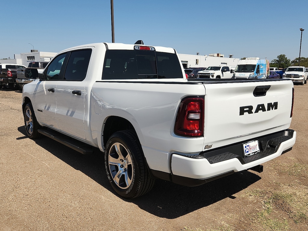 New 2026 Ram 1500 EXPRESS CREW CAB 4X2 5'7 BOX Pickup