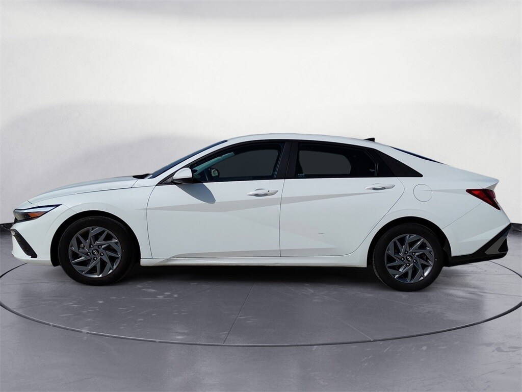 2024 Hyundai Elantra SEL photo 2