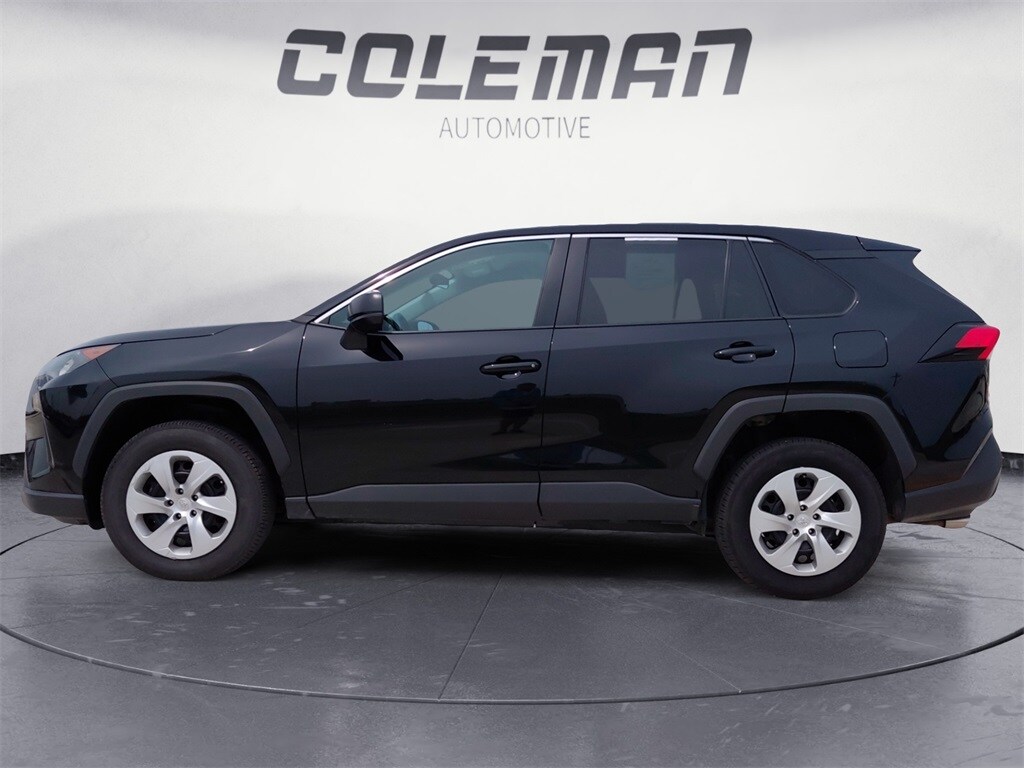 2022 Toyota RAV4 LE photo 2