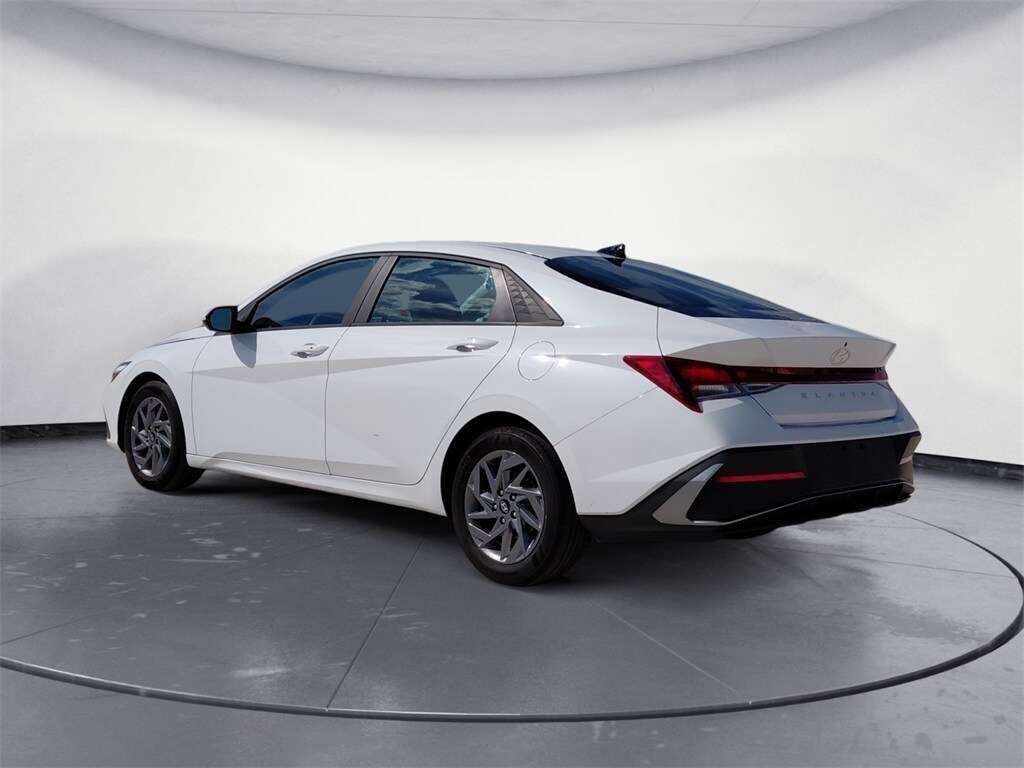 2024 Hyundai Elantra SEL photo 3