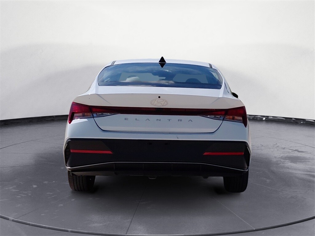 2024 Hyundai Elantra SEL photo 4